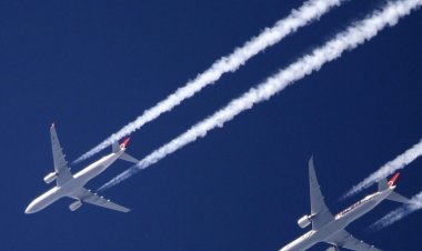 प्लेन के गुजरने के बाद सफ़ेद लाइन क्यों बनती है?