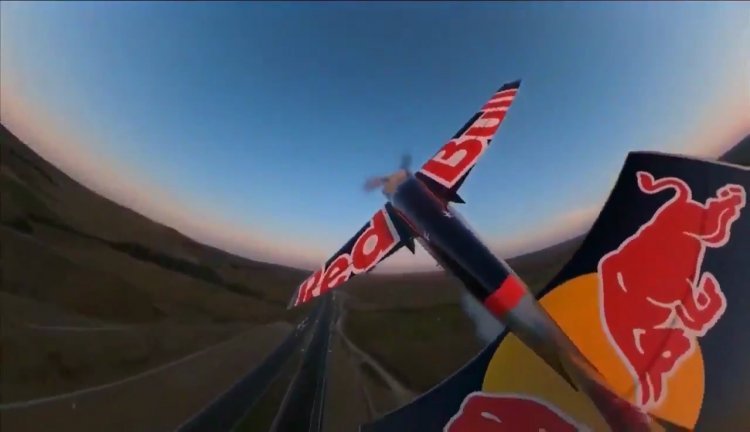 आसमान के बजाय सुंरगों के भीतर उड़ा प्लेन | Red bull stunt plane breaking all records