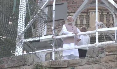 प्रधानमंत्री नरेंद्र मोदी मोरबी में घटनास्थल पर पहुंचे